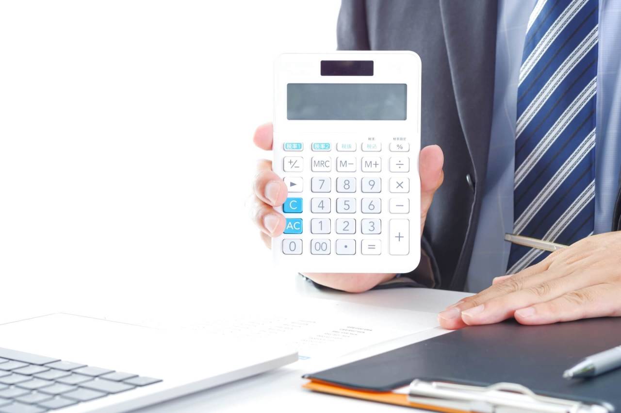 行政書士に頼む前に知っておきたい費用の透明性と契約のポイント